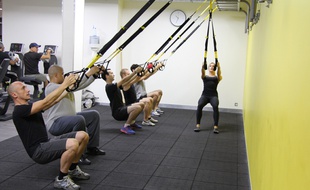 Le TRX peut se pratiquer en intérieur, comme en extérieur.